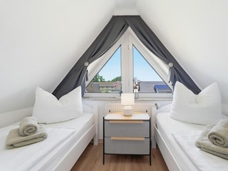 Schlafzimmer mit zwei Einzelbetten