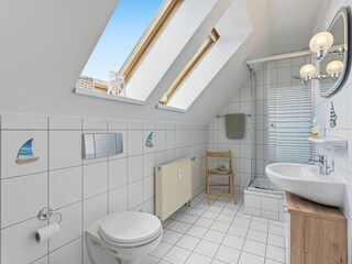 Bad mit Dusche und WC
