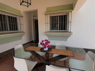 Schattiger Essbereich im Eingangsbereich