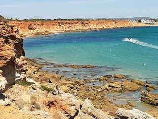 Blick vom Hafen auf die Klippen und Calas