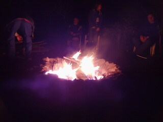 Lagerfeuer mit viel Spaß und Gesang.