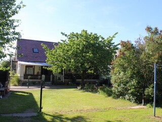 Die Ferienwohnung vom Garten aus gesehen.