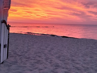 Sonnenuntergang im Strandkorb genießen.