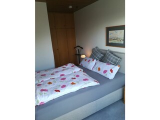 Schlafzimmer mit Doppelbett