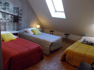 bedroom with 3 single beds