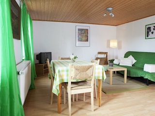 Grüne Wiese, Wohn-Esszimmer