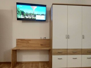 Odenwaldblick-Schlafzimmer 1-Schrank und TV