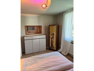 Mona Lisa-Klimt-Schrank im Schlafzimmer 1