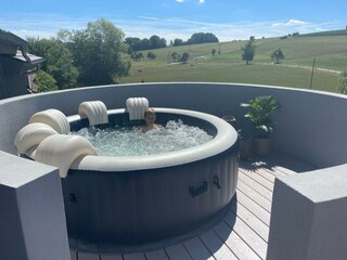 Feld-Wald-Wiese-Whirlpool und Balkon