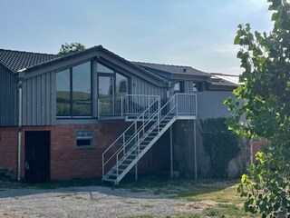 Feld-Wald-Wiese-Gebäudeansicht