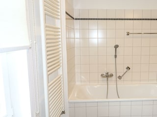 Das Schindelhaus, Bad mit Badewanne