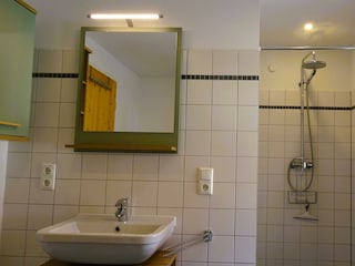 Das Schindelhaus, Bad, Dusche, Waschbecken