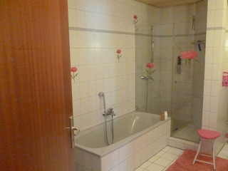 Rehgarten-Bad mit Dusche und Badewanne