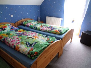 Schlafzimmer mit zwei Einzelbetten
