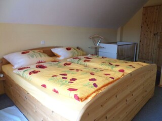 Schlafzimmer mit Doppelbett