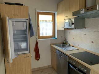 Küche mit Kühlschrank, Herd, Spülmaschine