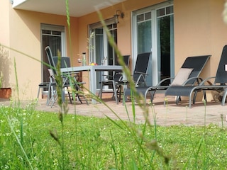 Terrasse mit Außenmobiliar