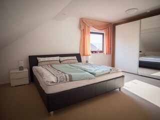 Fewo Mömlingtat-Schlafzimmer 1 mit Kleiderschrank