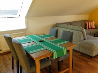 Wohnzimmer Essecke und Sitzecke