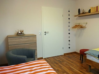 Schlafzimmer 2, kleine Garderobe