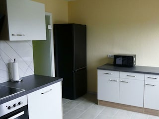 Küche mit Kühlschrank und Mikrowelle