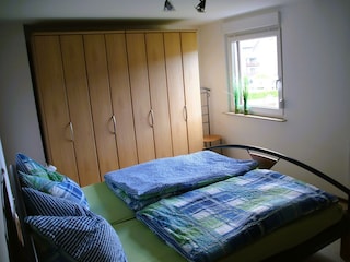 LandLeben-Schlafzimmer 1 mit Kleiderschrank