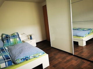 LandLeben-Schlafzimmer 2 mit Kleiderschrank