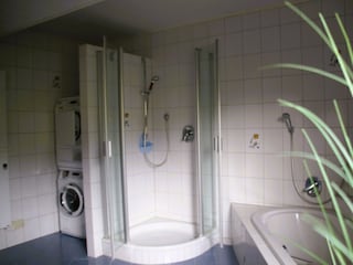 LandLeben-Bad mit Duche und Badewanne