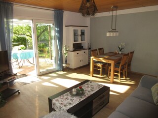 Ferienwohnung Obstgarten-Wohn- und Essbereich