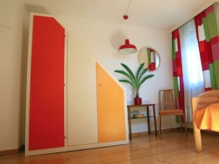 4_1Einzelzimmer Schrank Sitzecke