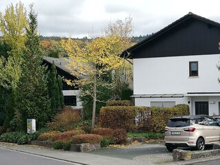 Annettes Ferienwohnung - Parkplatz vor dem Haus