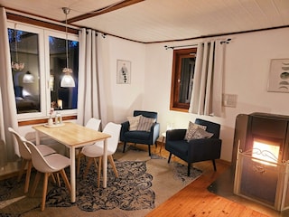 Haus im Grünen-Wohnbereich mit Ofen