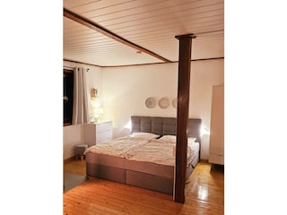 Haus im Grünen-Schlafbereich Bett