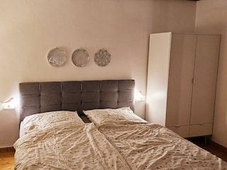 Haus im Grünen-Schlafbereich und Kleiderschrank