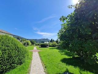Haus im Grünen-Gartenblick