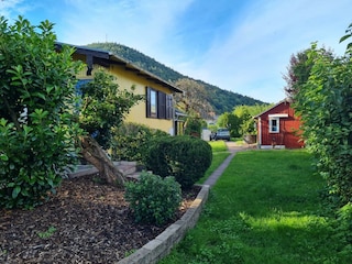 Haus im Grünen-Garten und Parkplatz