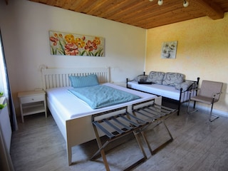 Schlafzimmer mit Kingsize- und Einzelbett, Kofferstände