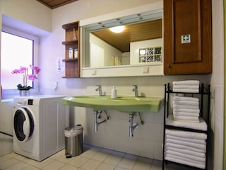 Badezimmer mit Waschtrockner