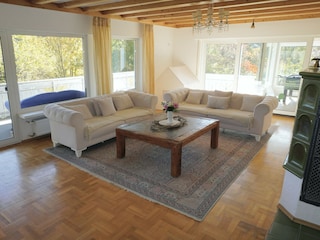 Helles Wohnzimmer mit Wohlfühlatmosphäre