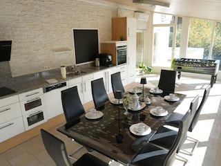 vollausgestattete Küche und offener Essbereich