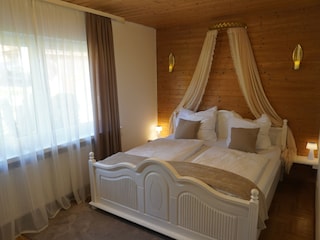 3. Schlafzimmer- das Holzgemach