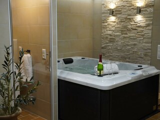 Whirlpool im Wellnessbereich