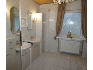 Das Badezimmer- mit Dusche und Badewanne