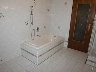 Badezimmer- Badewanne