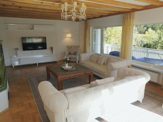 Wohnzimmer- Blick ins Grüne