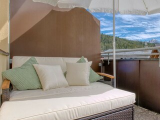 Lounge mit Liegefunktion und Bergblick