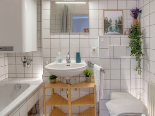 Schönes Badezimmer mit Badewanne