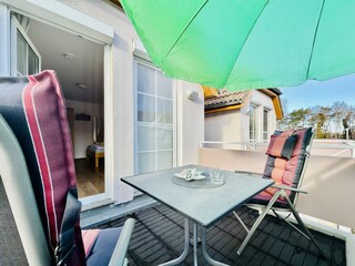 Möblierter Balkon und Stühle mit Sitzauflagen