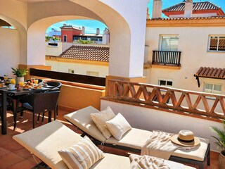 enspannt auf dem Balkon mit Meerblick