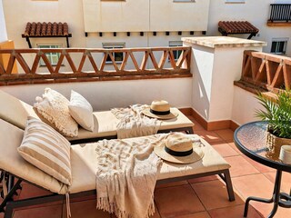 es gibt zwei Sonnenliegen auf dem Balkon